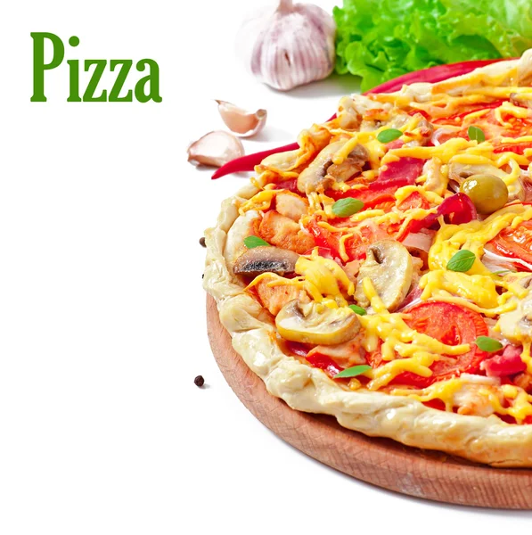 Pizza apetitosa com presunto e cogumelos isolados em branco — Fotografia de Stock
