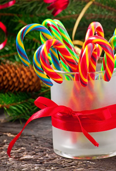 Dulces de Navidad sobre un fondo de madera — Foto de Stock