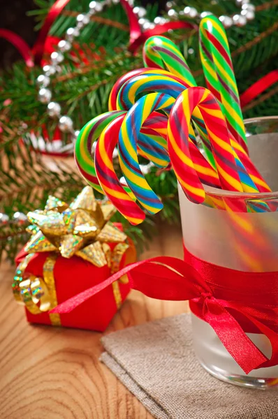 Caramelle di Natale su uno sfondo di legno — Foto Stock