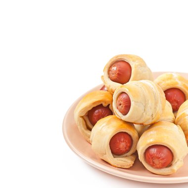 Beyaz arka plan üzerinde izole hamur içinde sosis