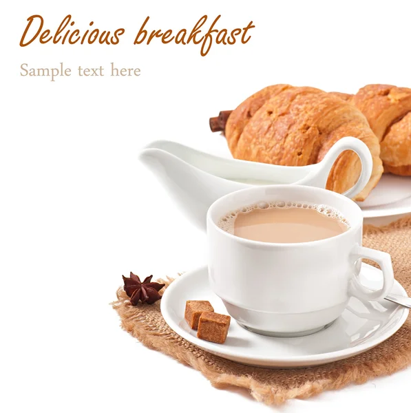 Café da manhã com café e croissants frescos — Fotografia de Stock