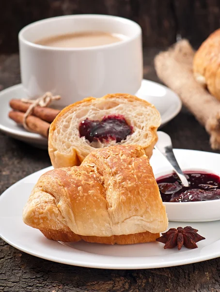 Kahve ve taze kruvasan kahvaltı — Stok fotoğraf