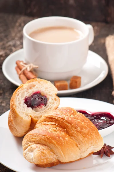 Breakfast with coffee and fresh croissants — Stock Photo, Image