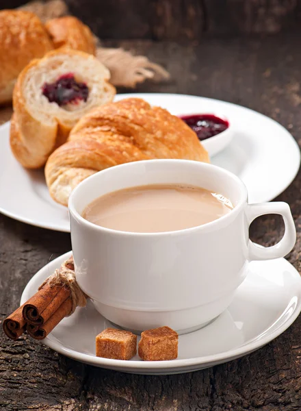 Colazione con caffè e croissant freschi — Foto Stock