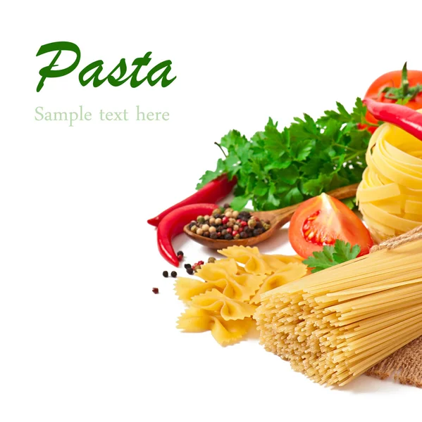 Těstoviny špagety, zelenina, koření a olej, izolované na bílém — Stock fotografie