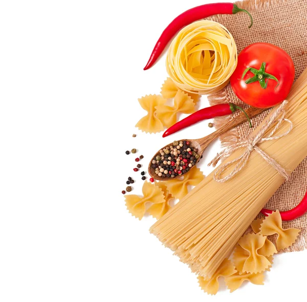 Spaghetti di pasta, verdure, spezie e olio, isolati su bianco — Foto Stock