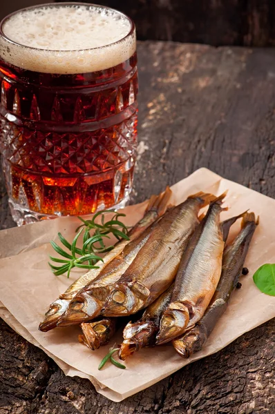 Räucherfisch mit Bier — Stockfoto