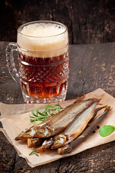 Räucherfisch mit Bier — Stockfoto