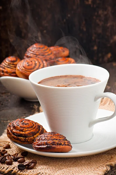 Xícara de café e biscoitos com sementes de papoula — Fotografia de Stock
