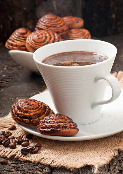 Φλιτζάνι καφέ και μπισκότα με παπαρουνόσπορο — Φωτογραφία Αρχείου