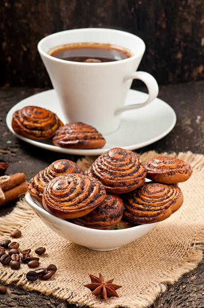 Xícara de café e biscoitos com sementes de papoula — Fotografia de Stock