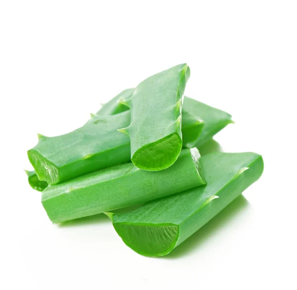 Hoja de aloe vera y rodajas aisladas sobre fondo blanco — Foto de Stock