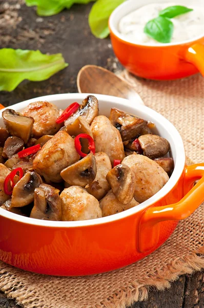 Poulet sauté aux champignons — Photo