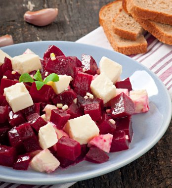 beyaz peynir ve zeytin yağı ile kırmızı pancar salatası