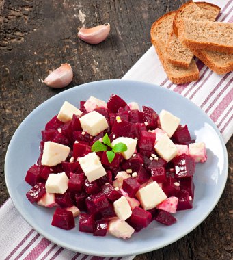 beyaz peynir ve zeytin yağı ile kırmızı pancar salatası