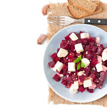 beyaz peynir ve zeytin yağı ile kırmızı pancar salatası