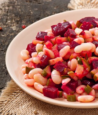 geleneksel Rus pancar salatası