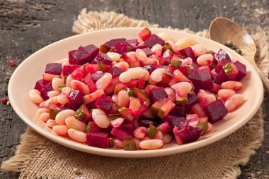 geleneksel Rus pancar salatası