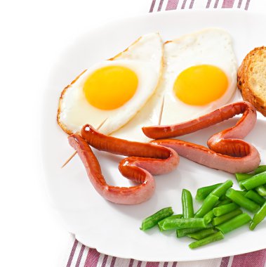 sosis ve fasulye ile kızarmış yumurta