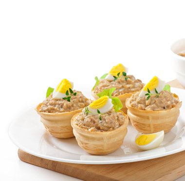 Balık Yapıştır ve yumurta ile tartlets