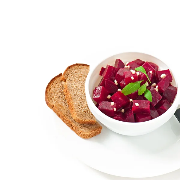 Rote-Bete-Salat mit Knoblauch in einer weißen Schüssel — Stockfoto
