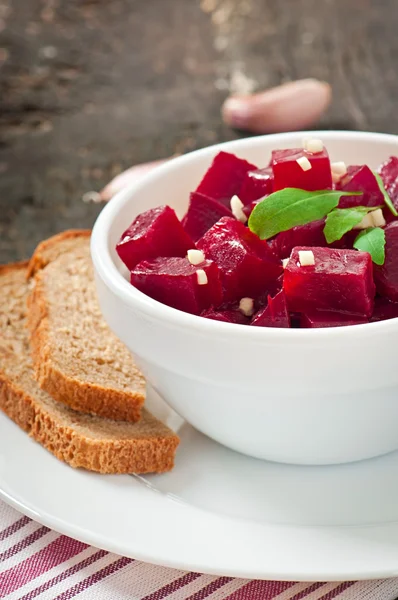 Rote-Bete-Salat mit Knoblauch in einer weißen Schüssel — Stockfoto