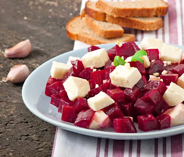 Beyaz peynir ve zeytin yağı ile kırmızı pancar salatası — Stok fotoğraf