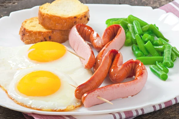 Fried eggs with sausage and green beans — Stock Photo, Image