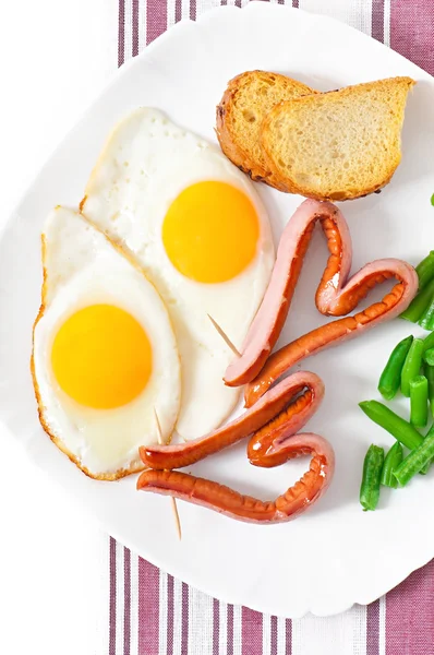 Fried eggs with sausage and green beans — Stock Photo, Image