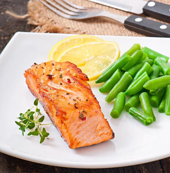 Gegrilde zalm en groene bonen — Stockfoto