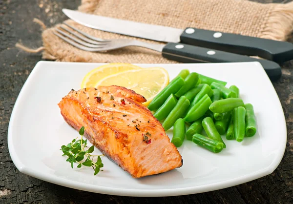 Grilled salmon and green beans — Stock Photo, Image