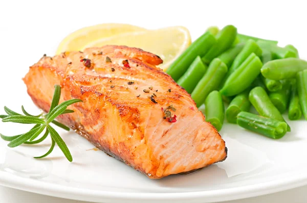 Gegrilde zalm en groene bonen — Stockfoto