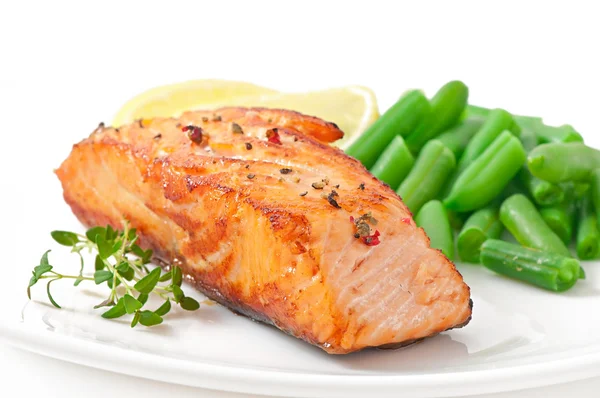 Gegrilde zalm en groene bonen — Stockfoto