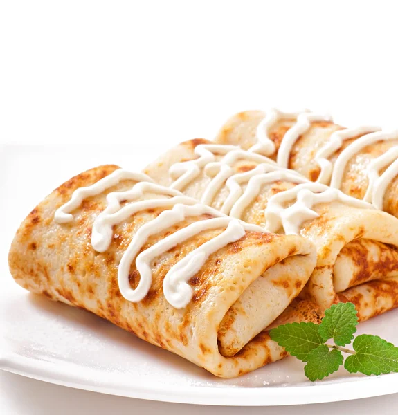 Pancakes stuffed with cottage cheese and sour cream — Stock Photo, Image