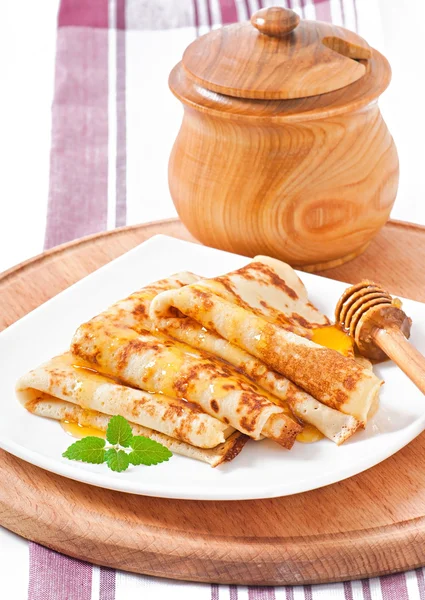Heerlijke pannenkoeken met honing — Stockfoto