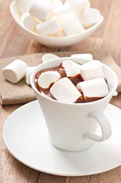 Chocolate quente com um marshmallows — Fotografia de Stock