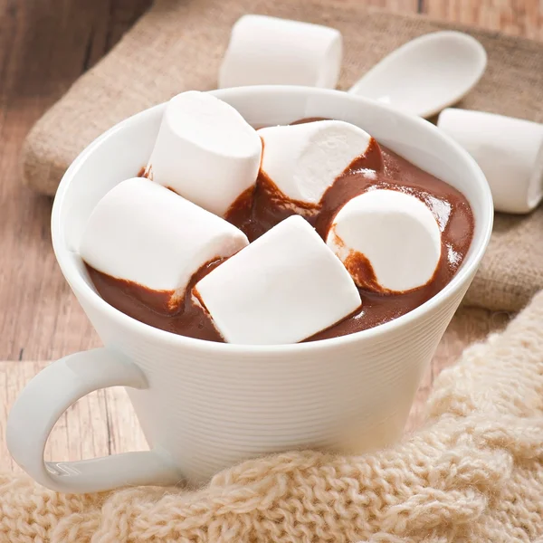 Horká čokoláda s marshmallows — Stock fotografie