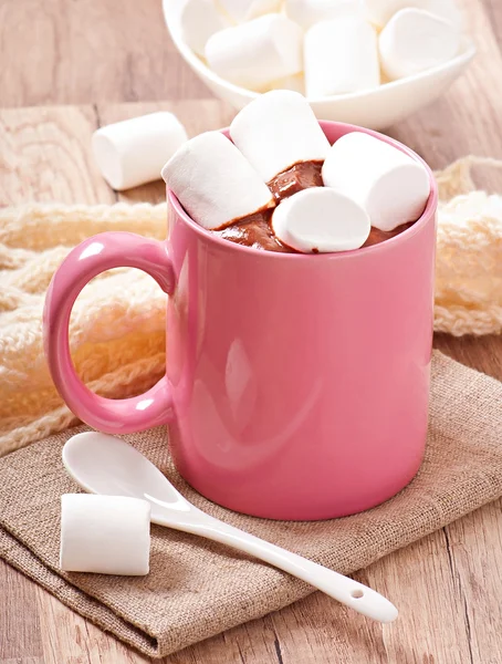 Chocolate quente com um marshmallows — Fotografia de Stock