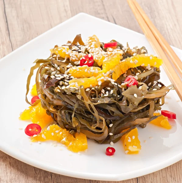 Seaweed salad with orange and sesame seeds — Stock Photo, Image