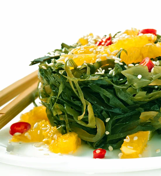 Seaweed salad with orange and sesame seeds — Stock Photo, Image