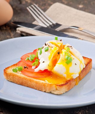 haşlanmış yumurta tost domates ve biber ile