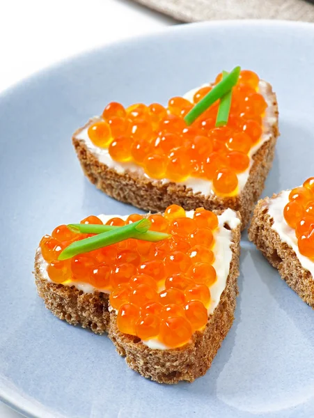 Sandwich mit rotem Kaviar in Herzform — Stockfoto