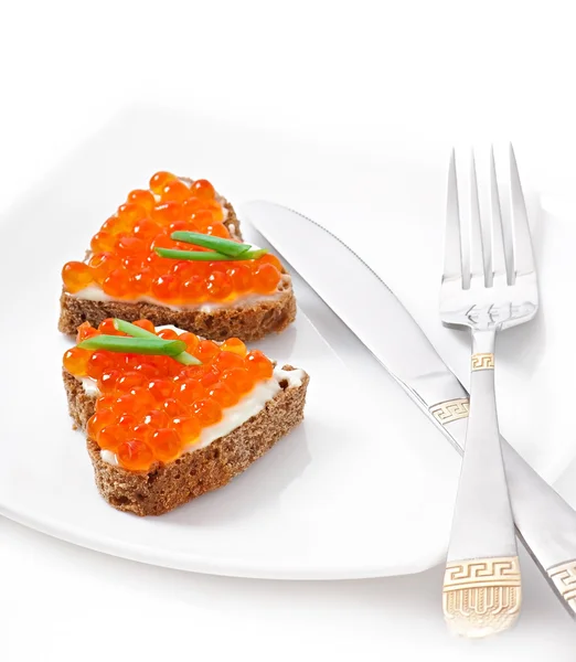 Smörgås med röd kaviar i form av ett hjärta — Stockfoto