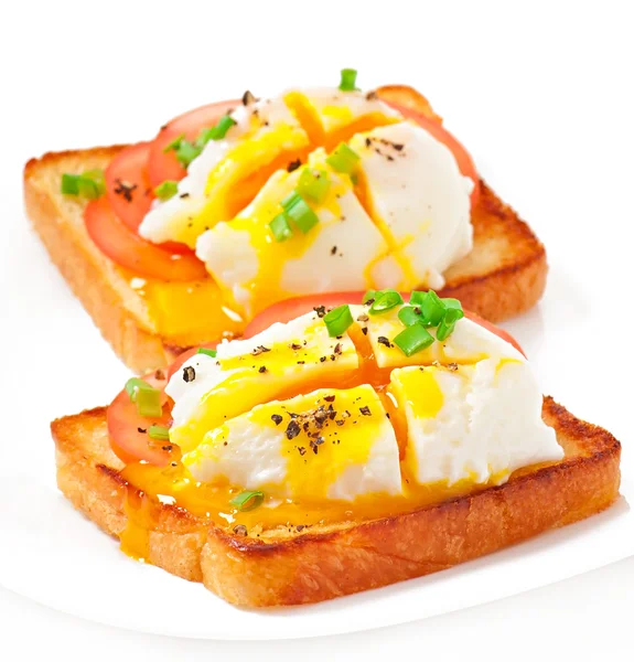 Huevos escalfados en tostadas con tomate y pimienta — Foto de Stock