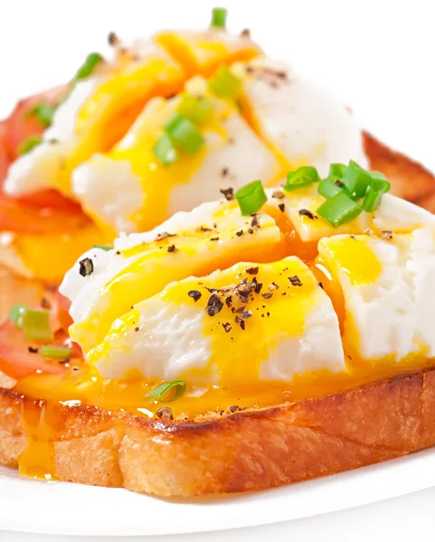 Pocherade ägg på toast med tomat och paprika — Stockfoto