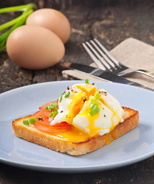 Poached eggs on toast with tomato and pepper — Stock Photo, Image