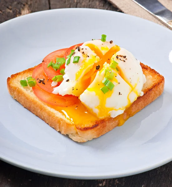 Варені яйця на тості з помідорами та перцем — стокове фото