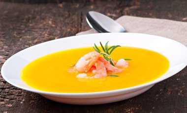 karides ve biberiye ile kabak çorbası