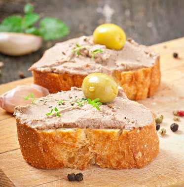 ev yapımı et yemek tavuk karaciğer pate ile savory ve zeytin