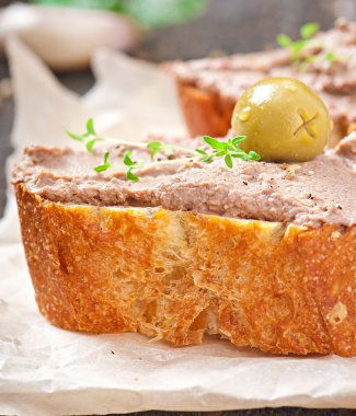 ev yapımı et yemek tavuk karaciğer pate ile savory ve zeytin